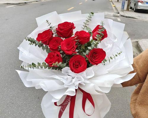 探寻13朵玫瑰花语的深意（从花语到情感）