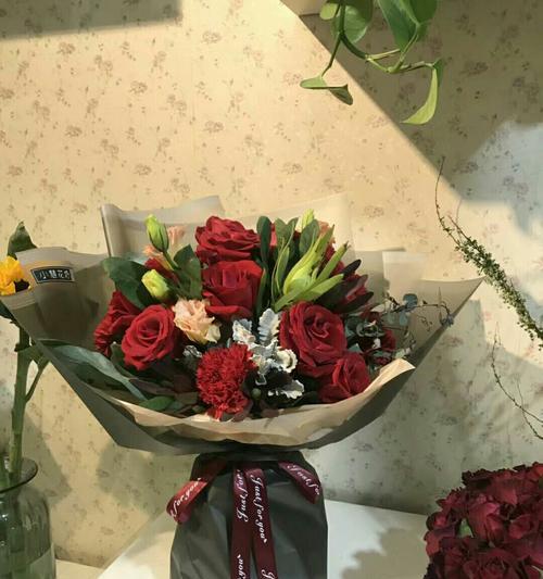 白玫瑰的寓意与象征——纯洁与真爱（花开花落）