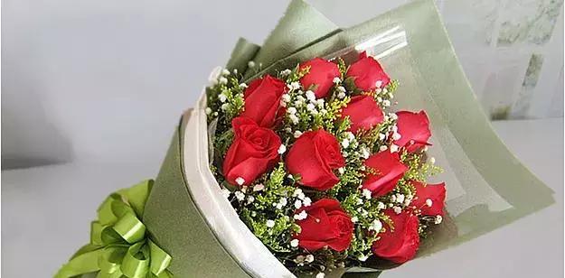 玫瑰花语之17朵玫瑰的深意（探寻玫瑰花语的含义及象征意义）