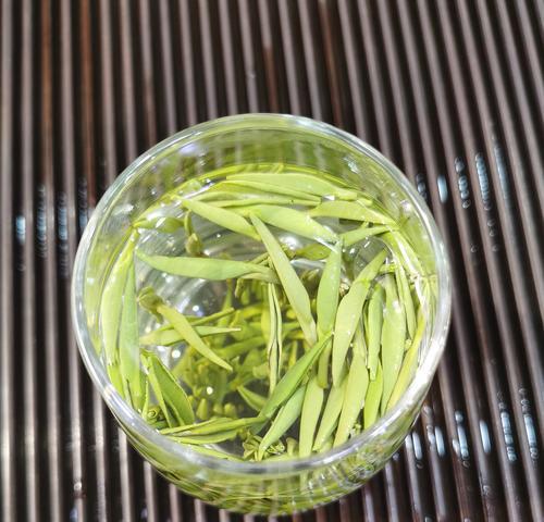 掌握雀舌采摘时间，迎接收获季节（绿茶的必备“珍品”）