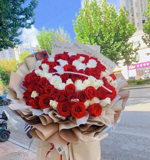 白玫瑰和红玫瑰各自代表什么意思？如何正确选择？