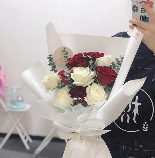 白玫瑰和红玫瑰各自代表什么意思？如何正确选择？