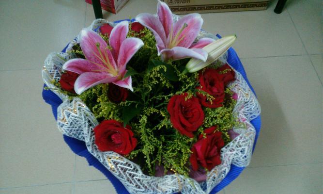 21朵玫瑰花3朵百合花图片对比