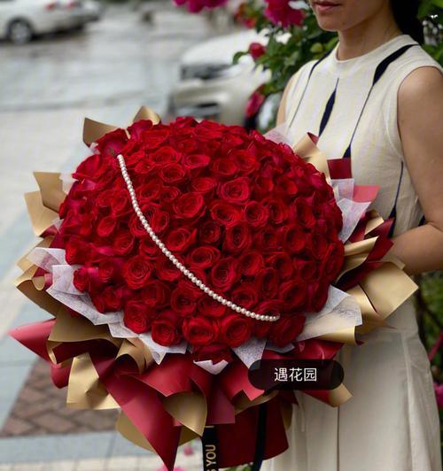 红色玫瑰配什么颜色的玫瑰花好看