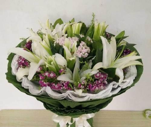 6朵百合加5枝玫瑰的花语是什么？