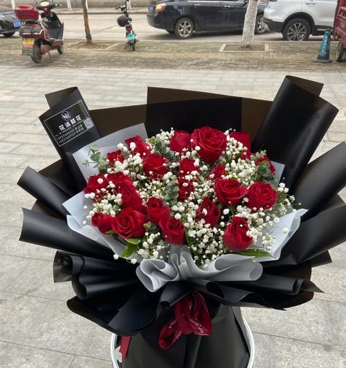 两支红玫瑰花的含义是什么？图片中的红玫瑰代表什么？