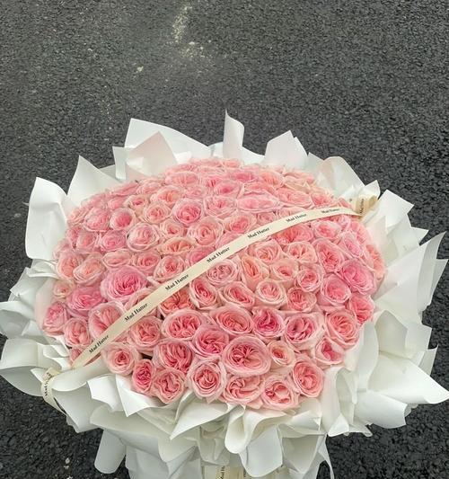 两朵红玫瑰花的寓意是什么？送花时应注意哪些事项？
