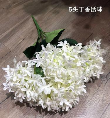 假花头饰中的白玫瑰有何寓意？它通常用来表达什么？