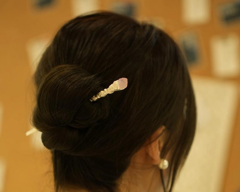 戴玫瑰花在头上代表什么？有什么特别含义吗？
