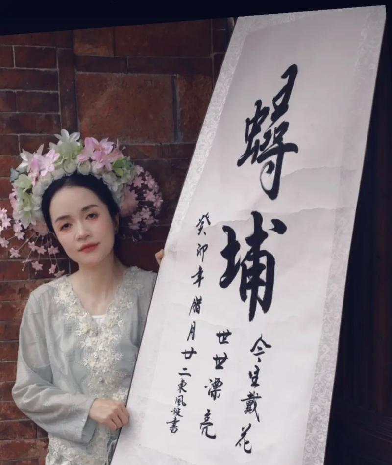 戴玫瑰花在头上代表什么？有什么特别含义吗？