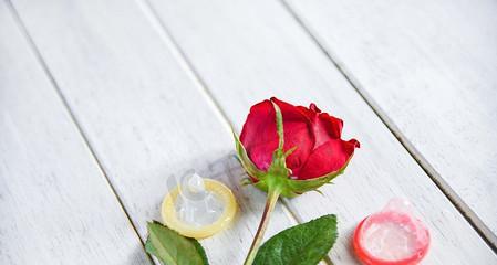 男生裤子里突然掏出玫瑰花有何含义？这代表了什么行为？