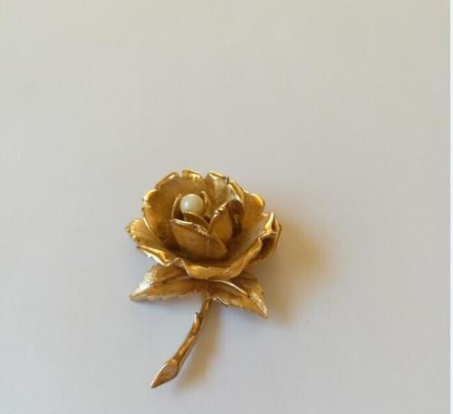 过年时玫瑰花胸针的寓意是什么？
