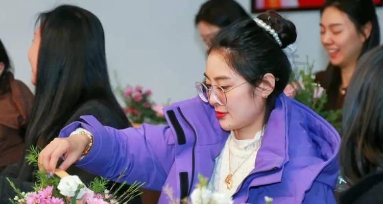 如何带领他人进行插花活动？插花有哪些基本技巧？