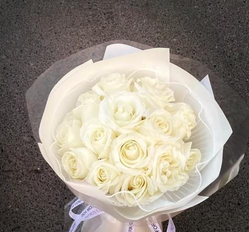 腰带白色玫瑰花的寓意是什么？花语中白色玫瑰代表什么？