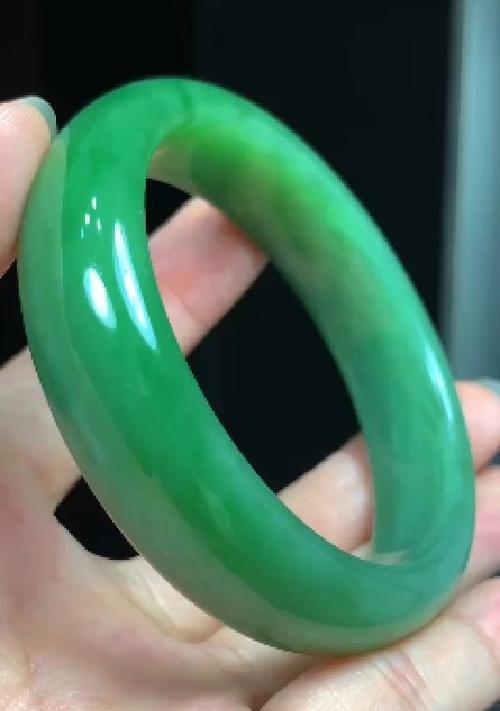 碧玉料子哪里最好？俄7号坑菠菜绿为何受推崇？