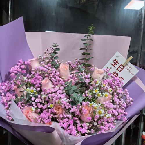 满天星粉色玫瑰的花语是什么？有何特别含义？